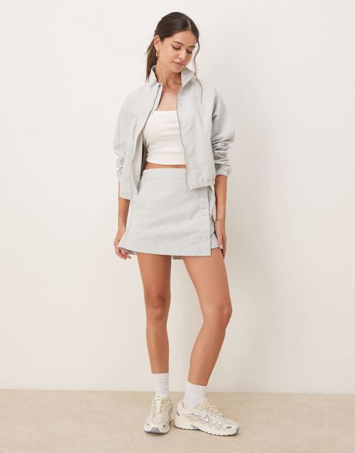 Nike Essentials woven skort in light gray