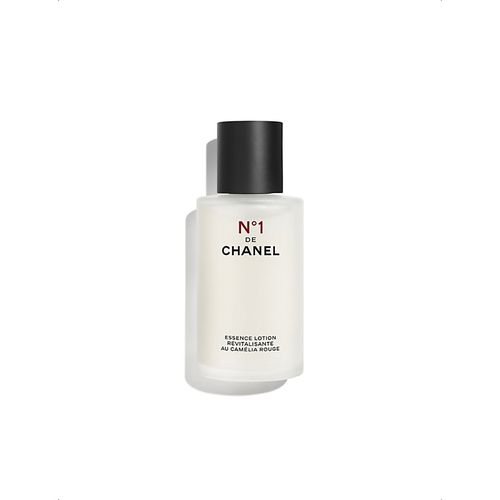 <Strong>N°1 De Revitalizing Essence Lotion</Strong> Plumps