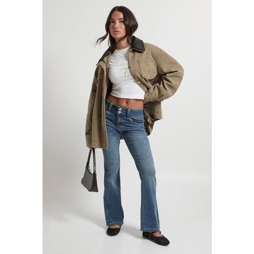 Boohoo Women's Petite Low Waist Double Button Flared Jean in Vintage Blue
