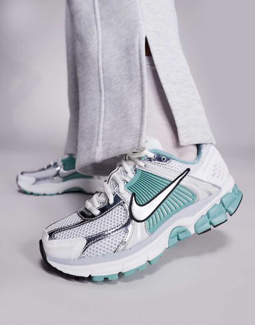 Zoom Vomero 5 sneakers in white and gray