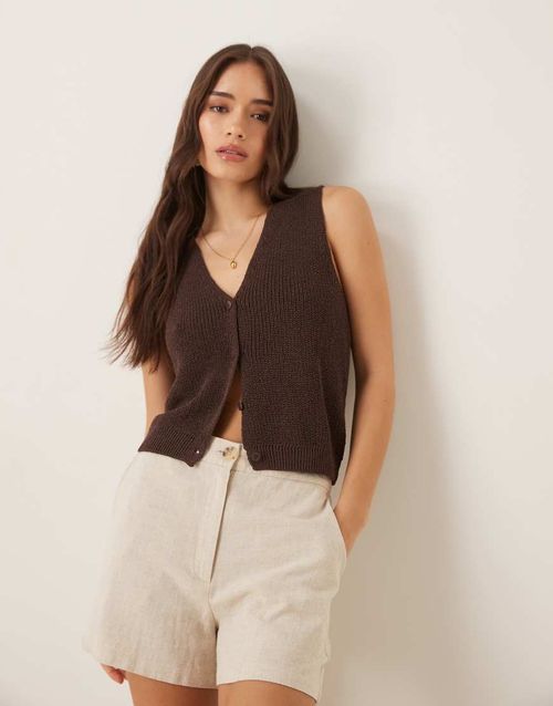 Lightweight knitted vest in brown