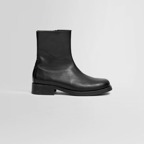 MAN BLACK BOOTS