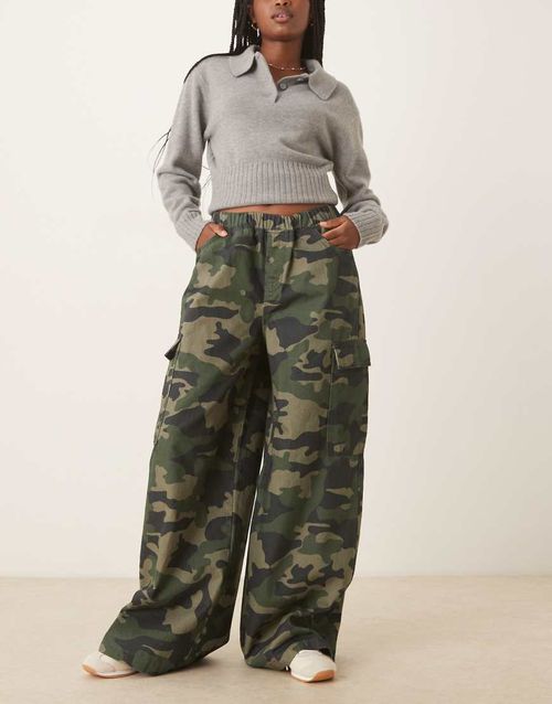 Sweatpants style cargo pants in camouflage print-Green