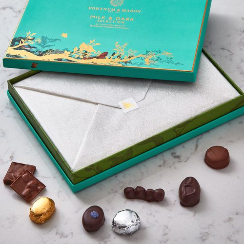 Milk & Dark Chocolate Selection Box, 470g